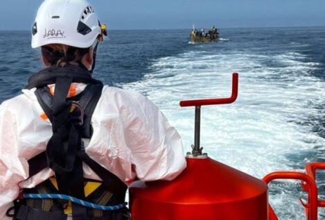 Rescatados 44 inmigrantes a bordo de una patera cerca de Lanzarote, todos ellos hombres