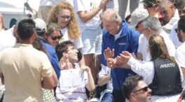 El rey Juan Carlos entrega los diplomas de un curso de vela a escolares de Pontevedra