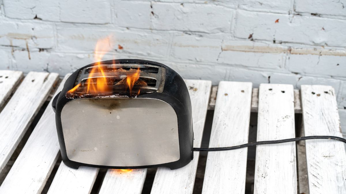 El riesgo oculto de dejar la tostadora enchufada en verano: así puede llegar a incendiarse