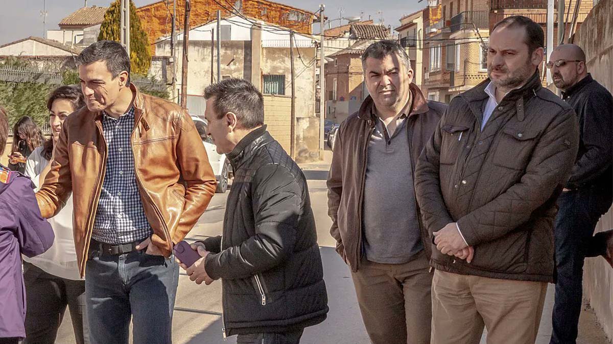 El PSOE de Navarra metió a Koldo en su chat de dirección tras la foto del ‘clan’ con Sánchez