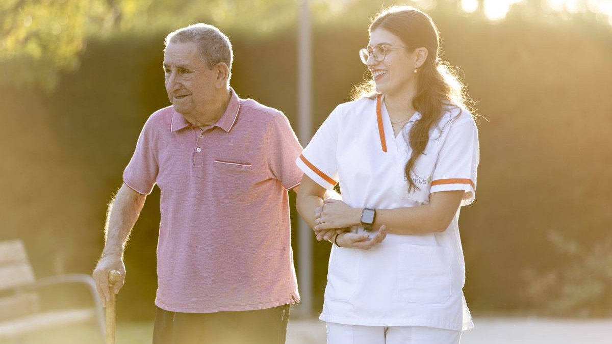 El verano sobrecarga a los cuidadores y aumenta los programas de respiro familiar