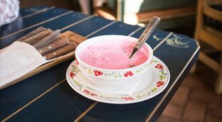 La sopa fría que triunfa todas las noches en mi casa y no necesita ser triturada