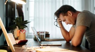 El teletrabajo agrava la salud mental en EEUU: el 56% de empleados no sale de casa en semanas