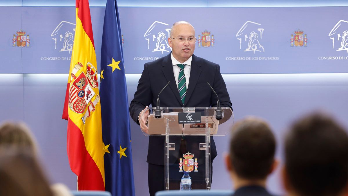 Armengol opera para que Sánchez no explique en las Cortes la «guerra sucia» del PSOE