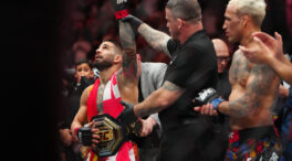 Topuria vence por 'KO' a Oliveira y se proclama campeón ligero de la UFC