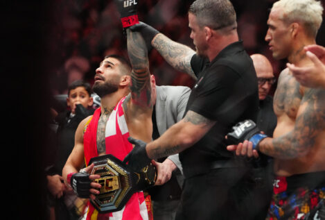 Topuria vence por 'KO' a Oliveira y se proclama campeón ligero de la UFC