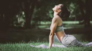 Tres ejercicios de yoga para practicar los días que hace más calor y no quieres moverte