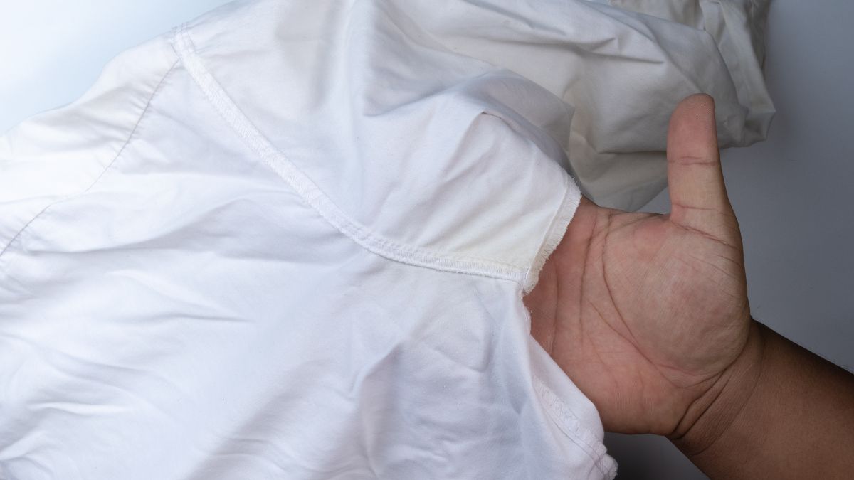 El truco casero con bicarbonato y sal para eliminar manchas de sudor en las camisetas