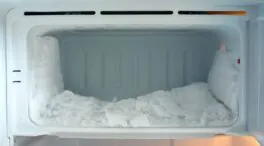 El truco para quitar el hielo del congelador en dos minutos: tan solo necesitas agua