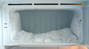 El truco para quitar el hielo del congelador en dos minutos: tan solo necesitas agua