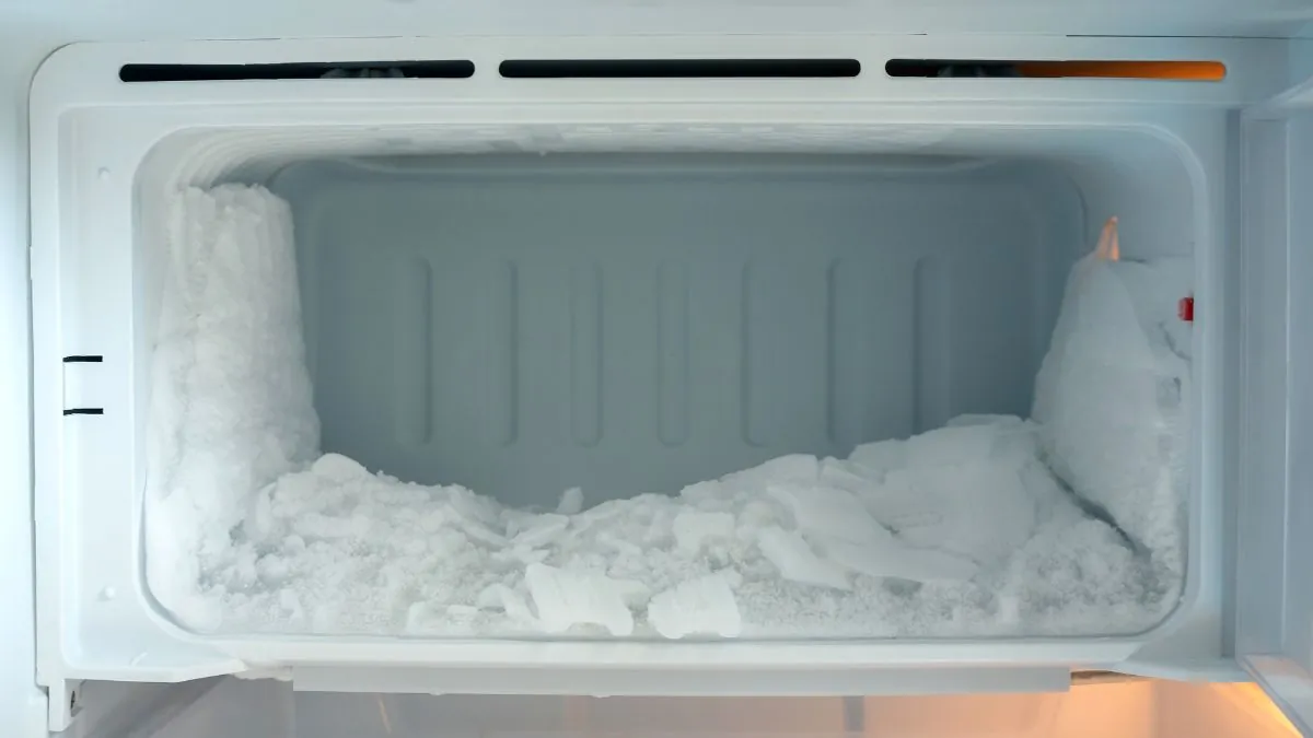 El truco para quitar el hielo del congelador en dos minutos: tan solo necesitas agua