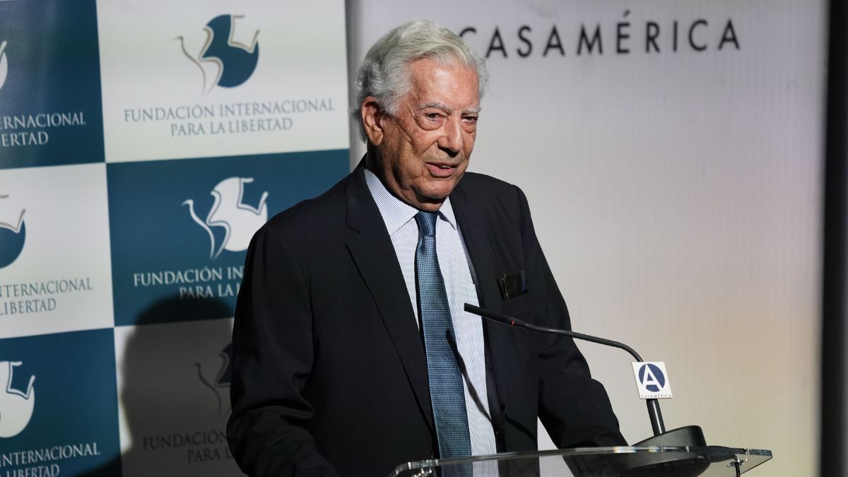 La Comunidad de Madrid otorga su Medalla de las Artes a Vargas Llosa a título póstumo
