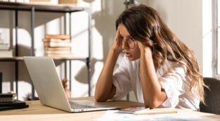 Por qué en verano estás mucho más cansado: apnea, bruxismo y un sistema nervioso en alerta