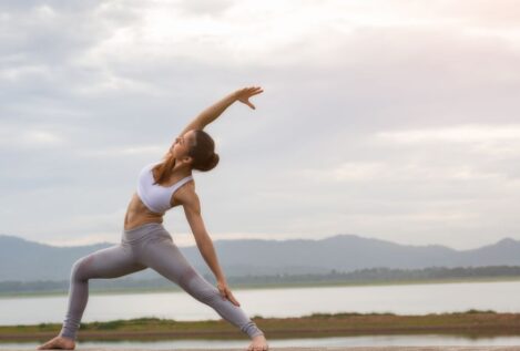 Cinco ejercicios de yoga que puedes hacer en casa en menos de 20 minutos