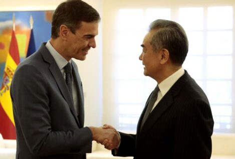 Sánchez se negó a vetar a Huawei tras recibir en Moncloa al jefe de la diplomacia china