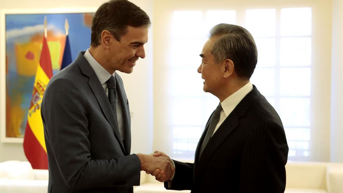 Sánchez se negó a vetar a Huawei tras recibir en Moncloa al jefe de la diplomacia china