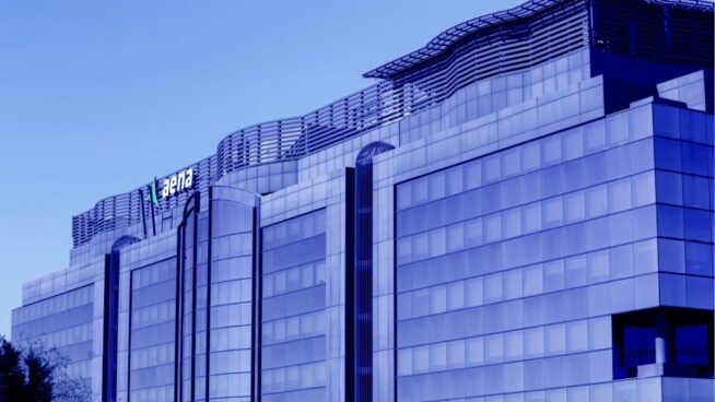 Aena ultima una subida de tarifas aéreas del 6,5% en 2026 tras una década de congelación