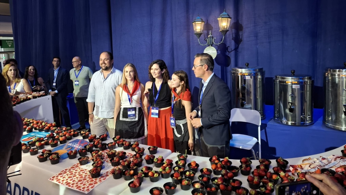 Ayuso recibe a los militantes del PP con fresas: «¿La fruta? Está buenísima, me encanta»