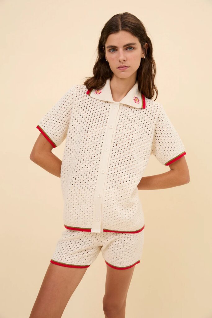 Conjunto de camisa y bermudas en crochet blanco de Birinit