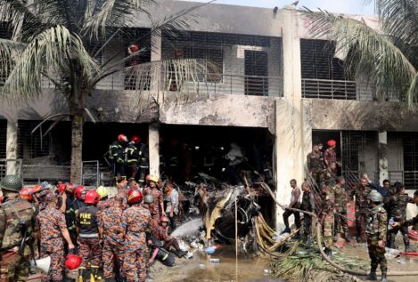Al menos 19 muertos tras estrellarse un avión de la Fuerza Aérea en un colegio en Bangladesh