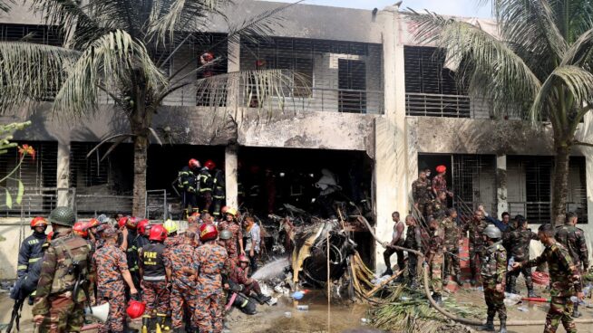 Al menos 19 muertos tras estrellarse un avión de la Fuerza Aérea en un colegio en Bangladesh