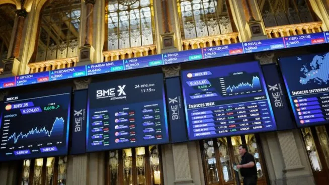 El Ibex 35 avanza casi un 1% y cierra por encima de los 16.700 puntos, nuevo máximo histórico