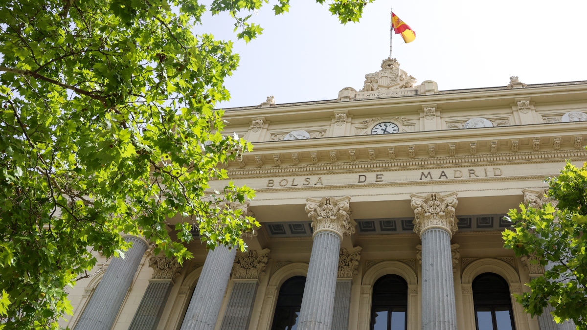 El Ibex 35 sube un 0,26% en la semana y salva la cota de los 14.000 puntos