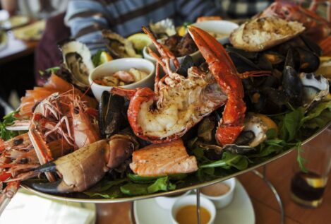 El buffet de marisco en Barcelona por 21,95 euros con vistas al mar