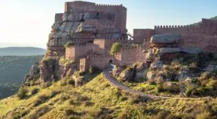 El castillo de Aragón: a 1.400 metros del mar y una de las fortalezas más originales de España