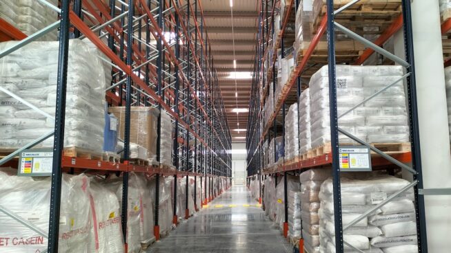 La logística gestionará durante el Black Friday y la Navidad un 8,7% más de envíos que en 2024