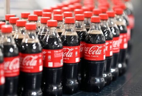 Trump dice que Coca-Cola accede a usar azúcar de caña en EEUU