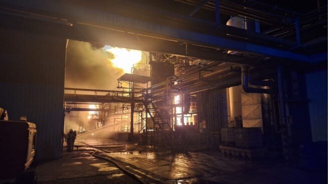El incendio en la empresa química en Zuera (Zaragoza) obliga a confinar a los vecinos