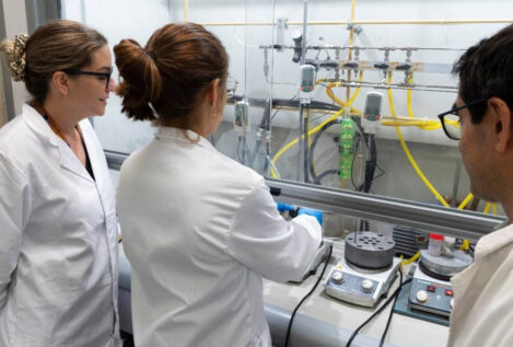 Crean un método para fabricar plásticos sin metales pesados ni disolventes tóxicos