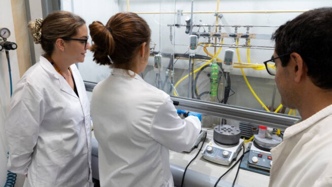 Crean un método para fabricar plásticos sin metales pesados ni disolventes tóxicos