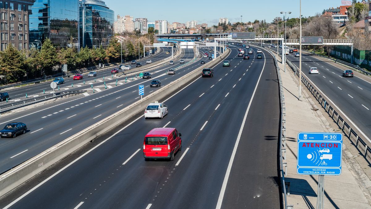 La DGT avisa: «A partir de enero, esta señal será obligatoria para llevarla en el coche»