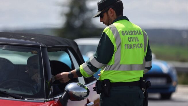 El sector público se lanza a la compra masiva a dedo de balizas V-16 con precios muy dispares