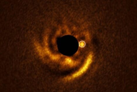Detectan un planeta en formación que esculpe su disco protoplanetario