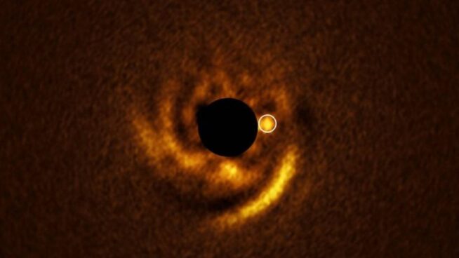 Detectan un planeta en formación que esculpe su disco protoplanetario