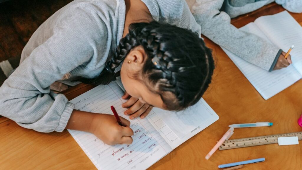 Niña escribiendo. Canva