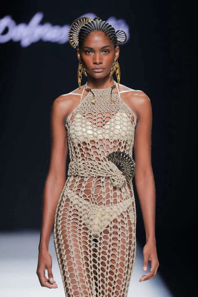 Vestido calado sobre bikini de Dolores Cortés