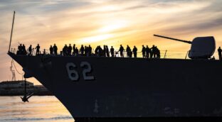 Irán intercepta un destructor estadounidense cerca de sus aguas territoriales