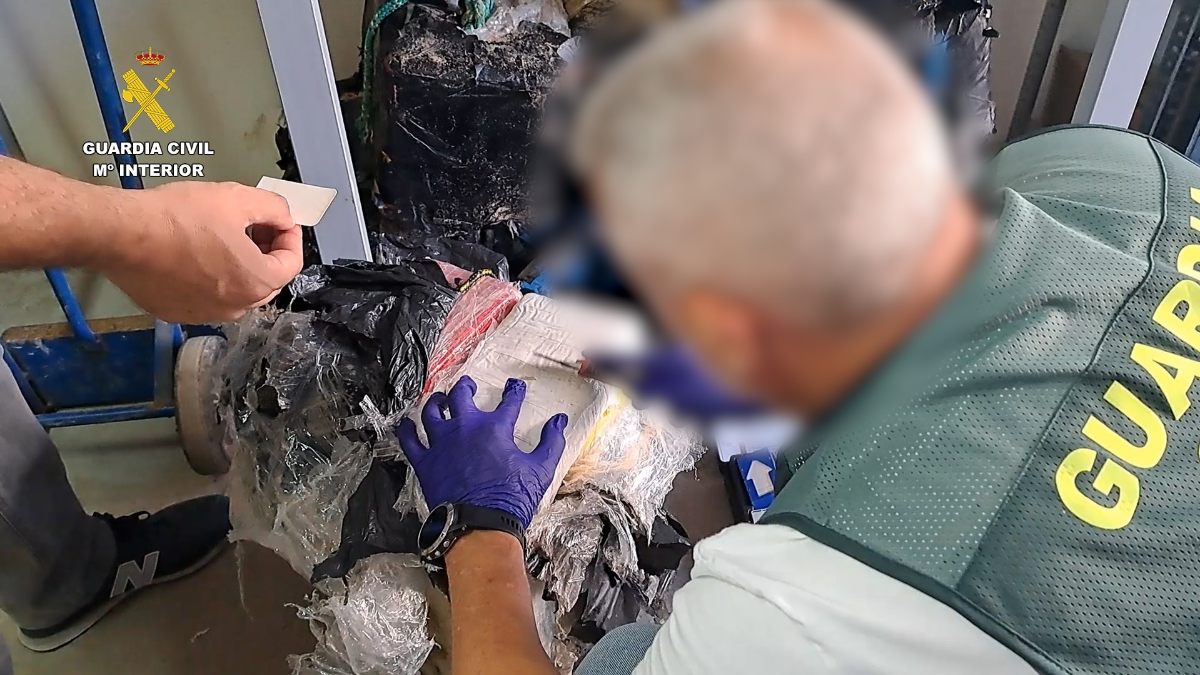 Detenido con 220 kilos de cocaína y un fusil de guerra al abortar un alijo en Barbate (Cádiz)