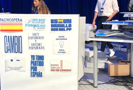 El PP vende camisetas con frases de Sánchez en su congreso: «Son las cinco y no he comido»