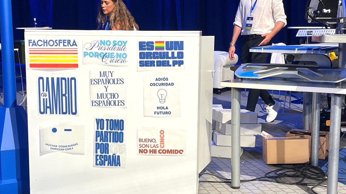 El PP vende camisetas con frases de Sánchez en su congreso: «Son las cinco y no he comido»