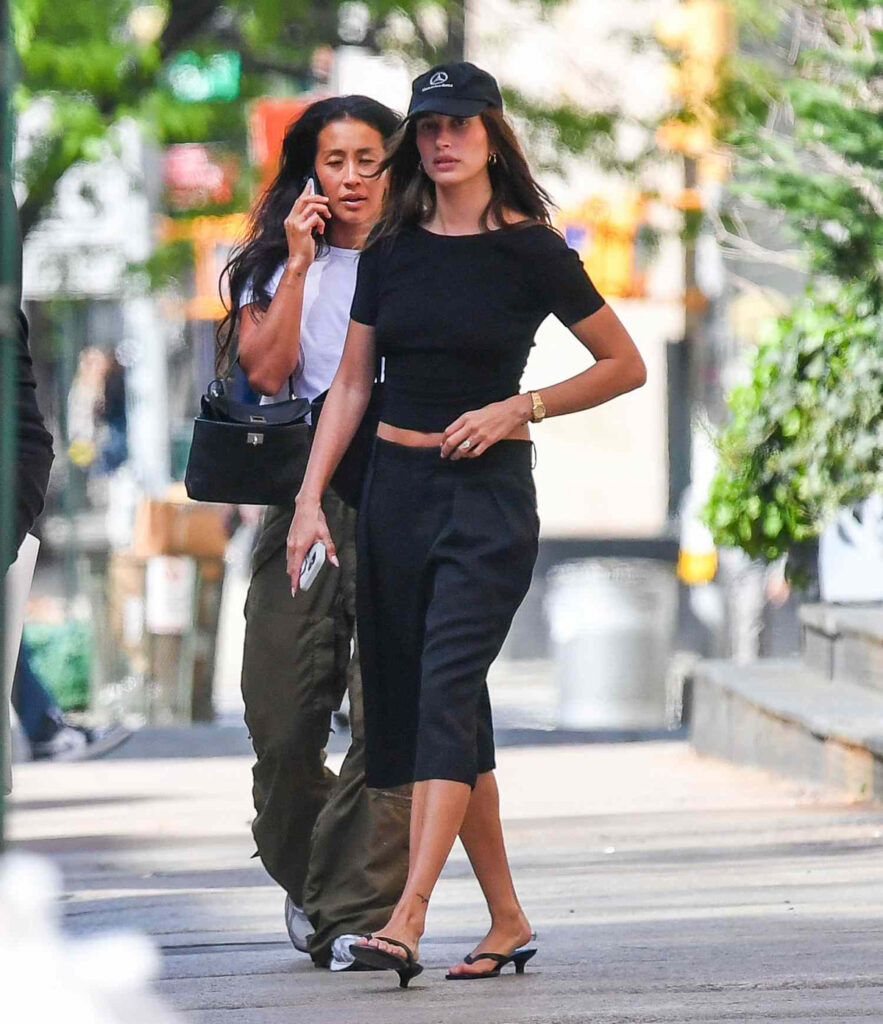 La modelo Hailey Bieber con unos bermudas negros. (Fuente: Instagram)