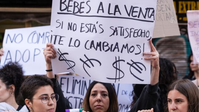 Igualdad denuncia por primera vez a varias agencias por publicitar «vientres de alquiler»