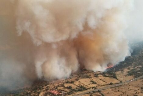 El fuego de Navaluenga (Ávila) evoluciona bien a pesar de haber quemado ya 1.500 hectáreas