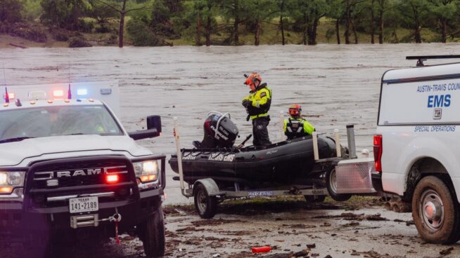 Las inundaciones en Texas dejan ya 27 muertos, entre ellos nueve niños