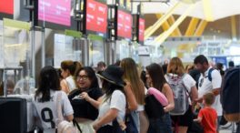Madrid critica las «dantescas» colas vistas en Barajas y pide atajar el «caos» ferroviario