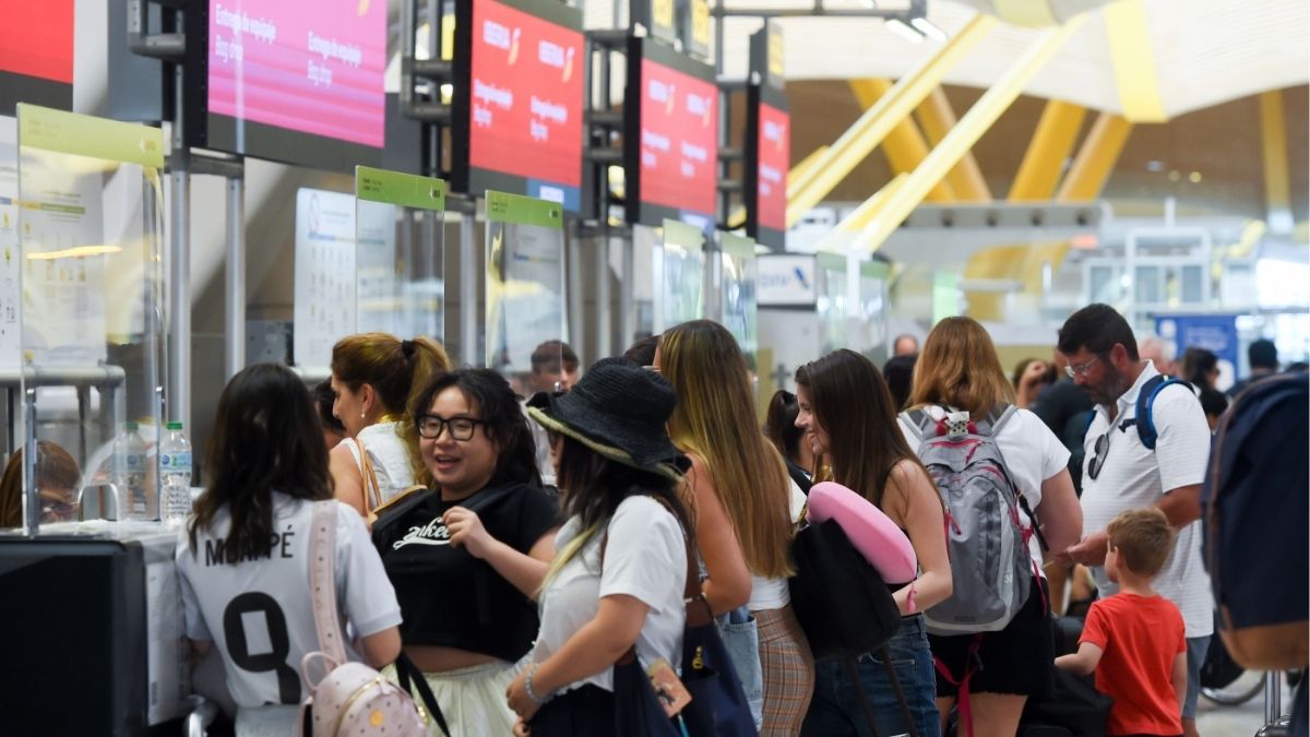 Madrid critica las «dantescas» colas vistas en Barajas y pide atajar el «caos» ferroviario